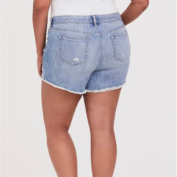 Torrid HIGH RISE SHORT SHORT - VINTAGE STRETCH LIGHT WASH  Size 26 (4X) - Picture 3 of 8